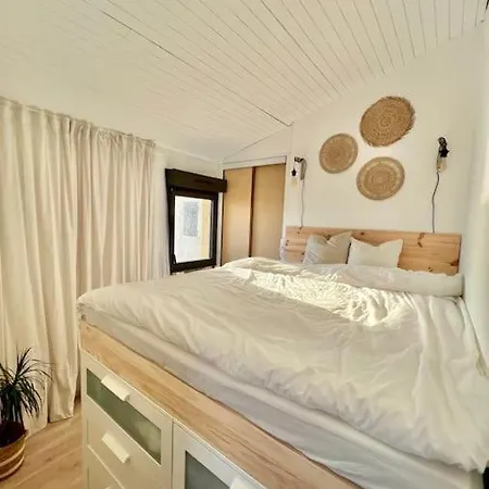 Cozy Beachfront With Balcony And Private Parking *
