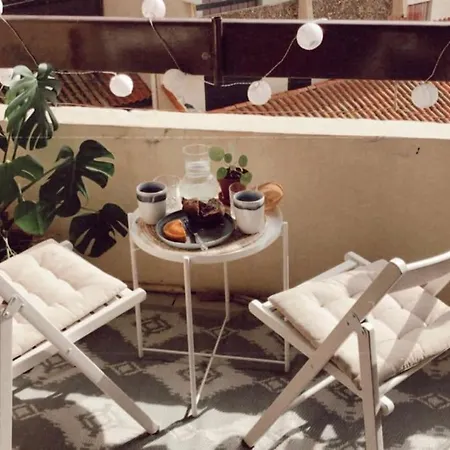 Cozy Beachfront With Balcony And Private Parking 公寓 *